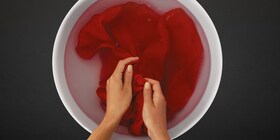 Lavagem de uma peça de roupa à mão
