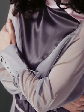 Mulher com uma camisa roxa