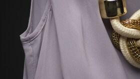 Um top roxo de seda com joias