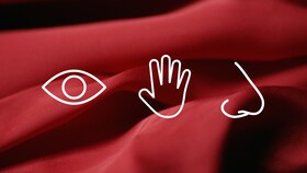 Imagem de uma peça de seda vermelha macia com um aroma agradável