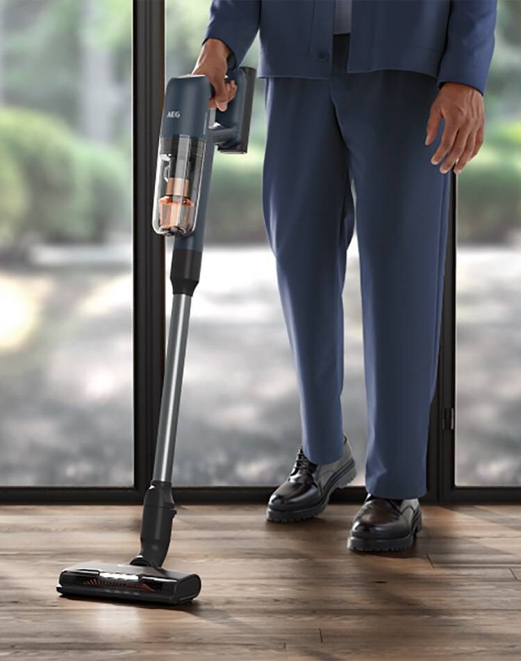 Pessoa com o aspirador vertical S7000