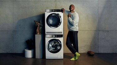 Sustentabilidade AEG - Homem ao lado de uma máquina de lavar