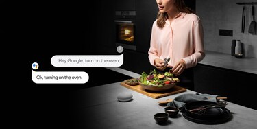 Uma mulher a falar com o Google Home