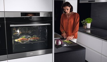 senhora a cozinhar com produtos AEG