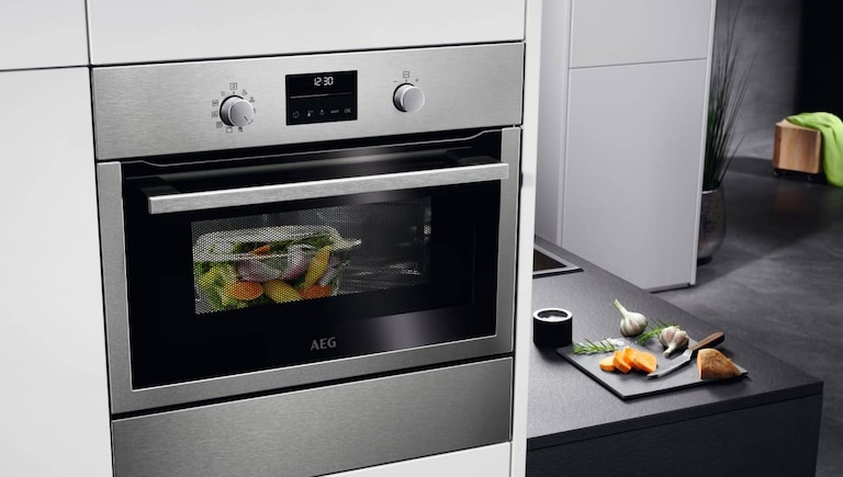 Forno AEG numa cozinha.