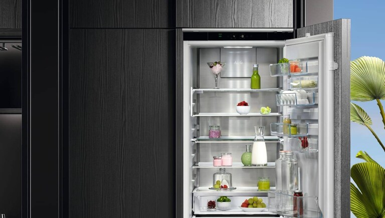 Frigorífico AEG cheio de comida