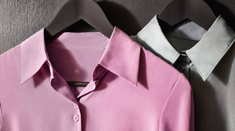 Close-up de camisas penduradas em cabides.