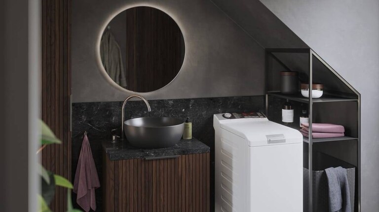 Máquina de lavar AEG de carga superior numa casa de banho