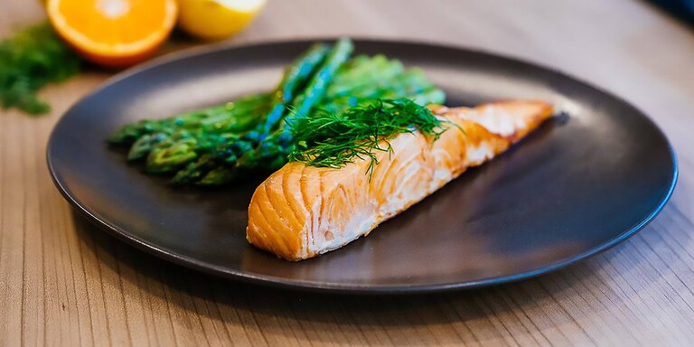 Salmão com endro e espargos