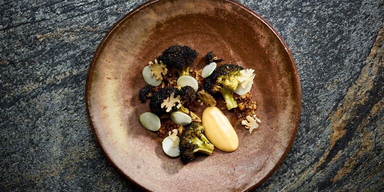 Brócolos chamuscados, tutano e maionese de miso