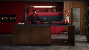 Imagem da nova gama de cozinha AEG com um homem no centro.